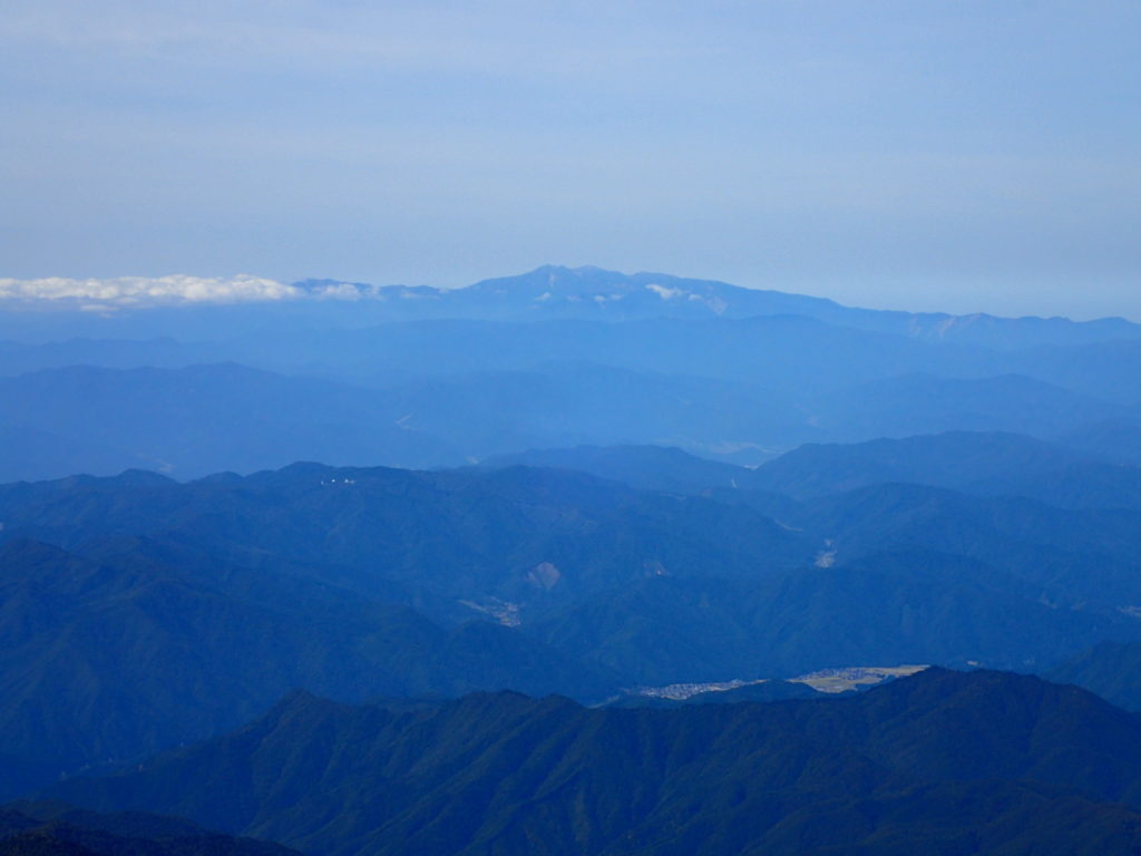 笠ヶ岳から見る白山