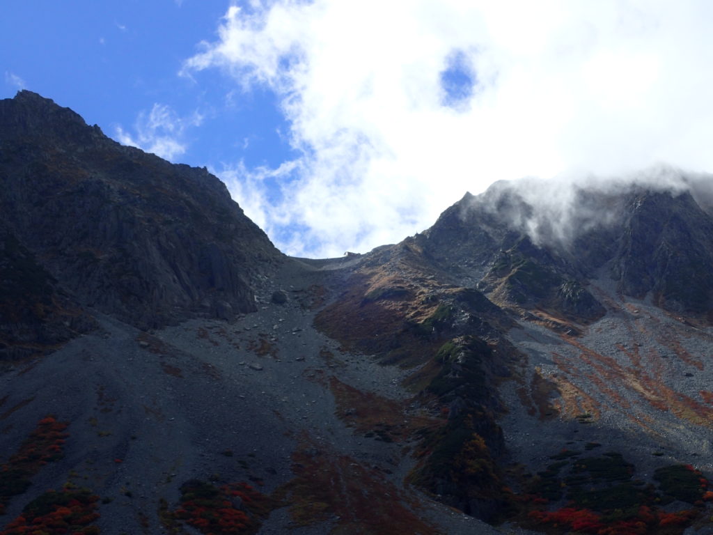涸沢から見る穂高岳山荘とザイテングラード