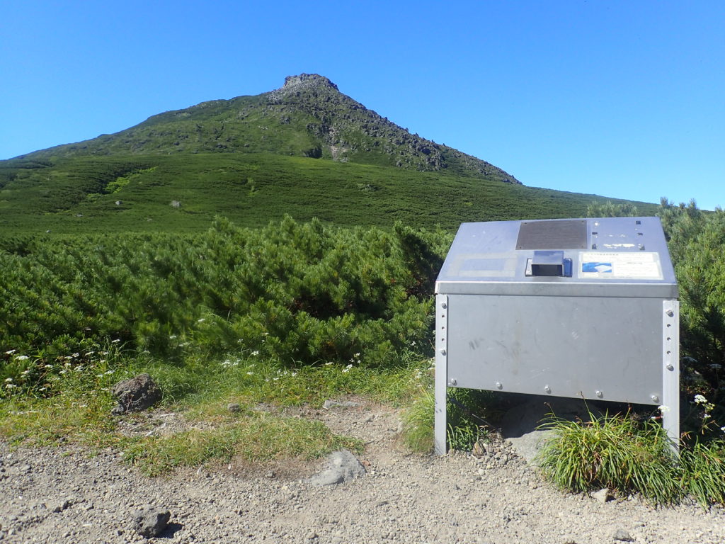 羅臼岳登山道のヒグマ対策食料保存庫(フードロッカー)と羅臼岳山頂