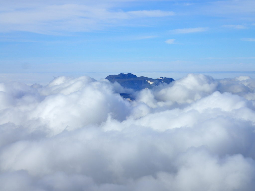 旭岳山頂から見るトムラウシ山
