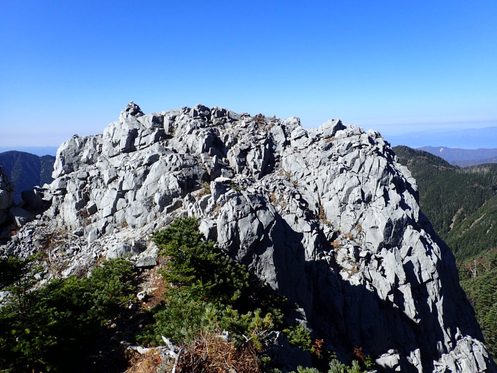 光岳のテカリ岩