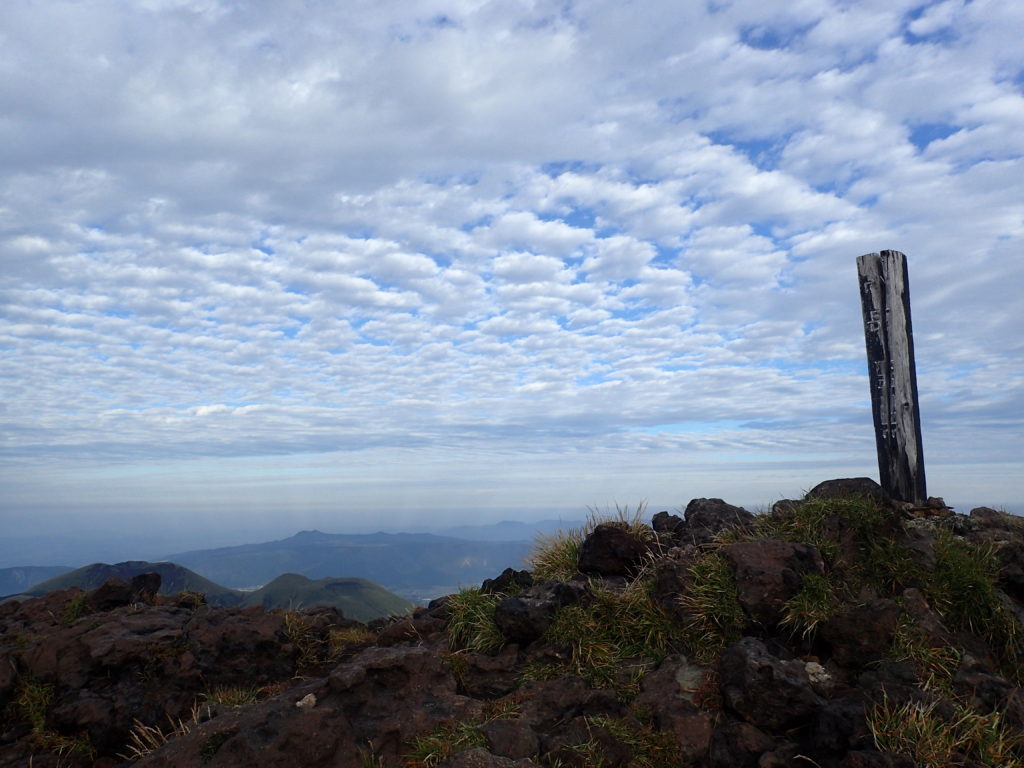 阿蘇山高岳山頂とイワシ雲