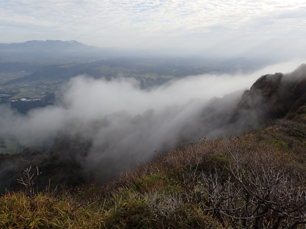 雲に覆われる阿蘇山の鷲ヶ峰