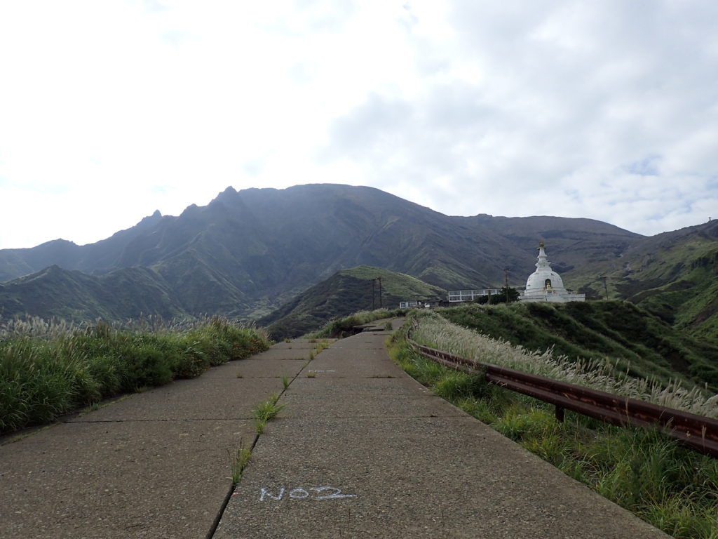 仙酔峡付近から見上げる阿蘇山