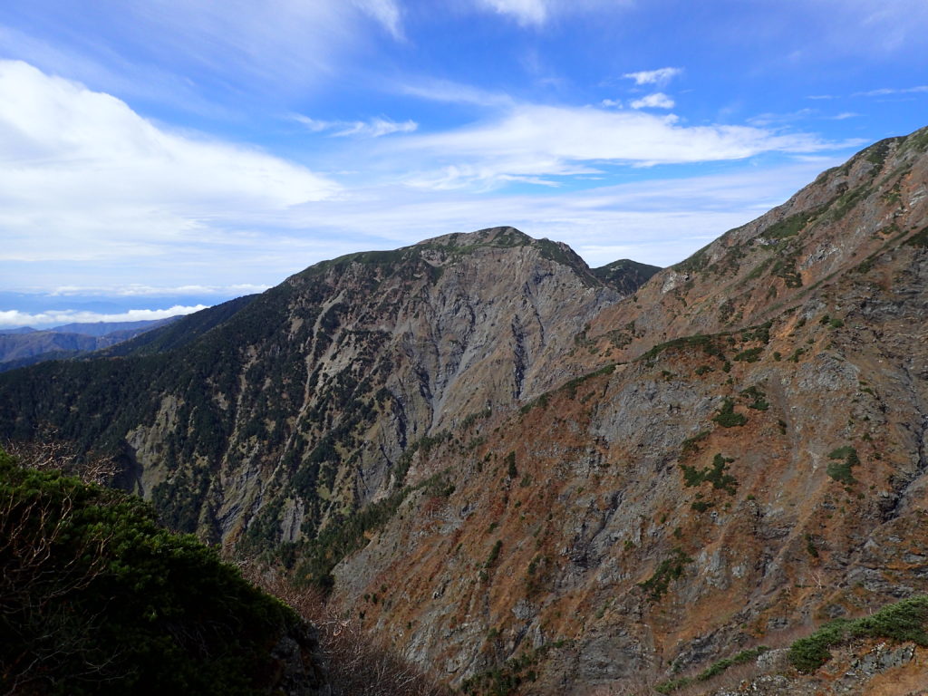 聖岳の便ヶ島ルートの小聖岳付近から見る聖岳大崩壊地