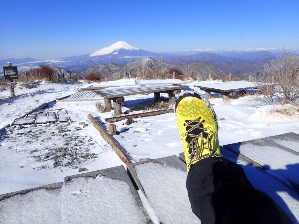 丹沢の蛭ヶ岳で富士山をバックにスポルティバのトレイルランニングシューズであるアキラの記念撮影