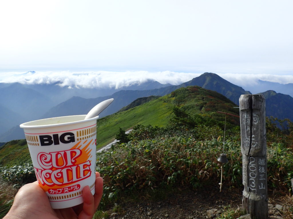 越後駒ヶ岳山頂から中ノ岳方面を眺めながら食べるカップラーメン