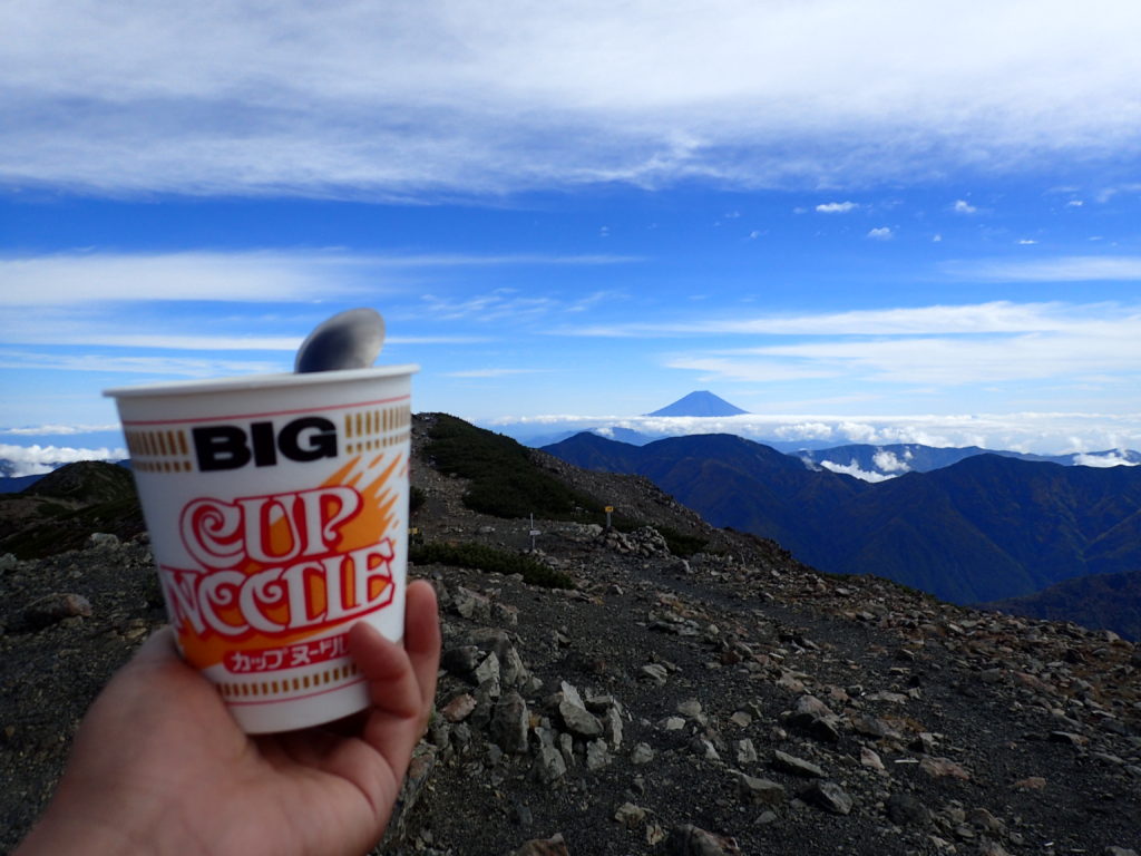 聖岳山頂で富士山を眺めながら食べるカップラーメン