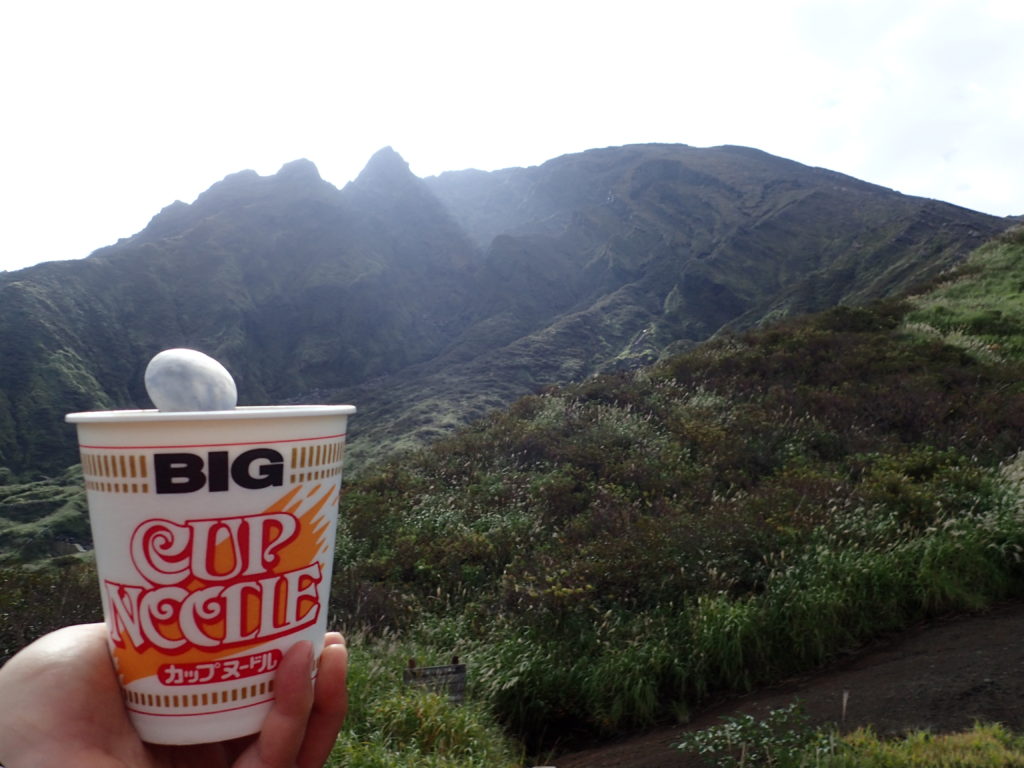 仙酔峡登山口付近で阿蘇山を眺めながら食べるカップラーメン