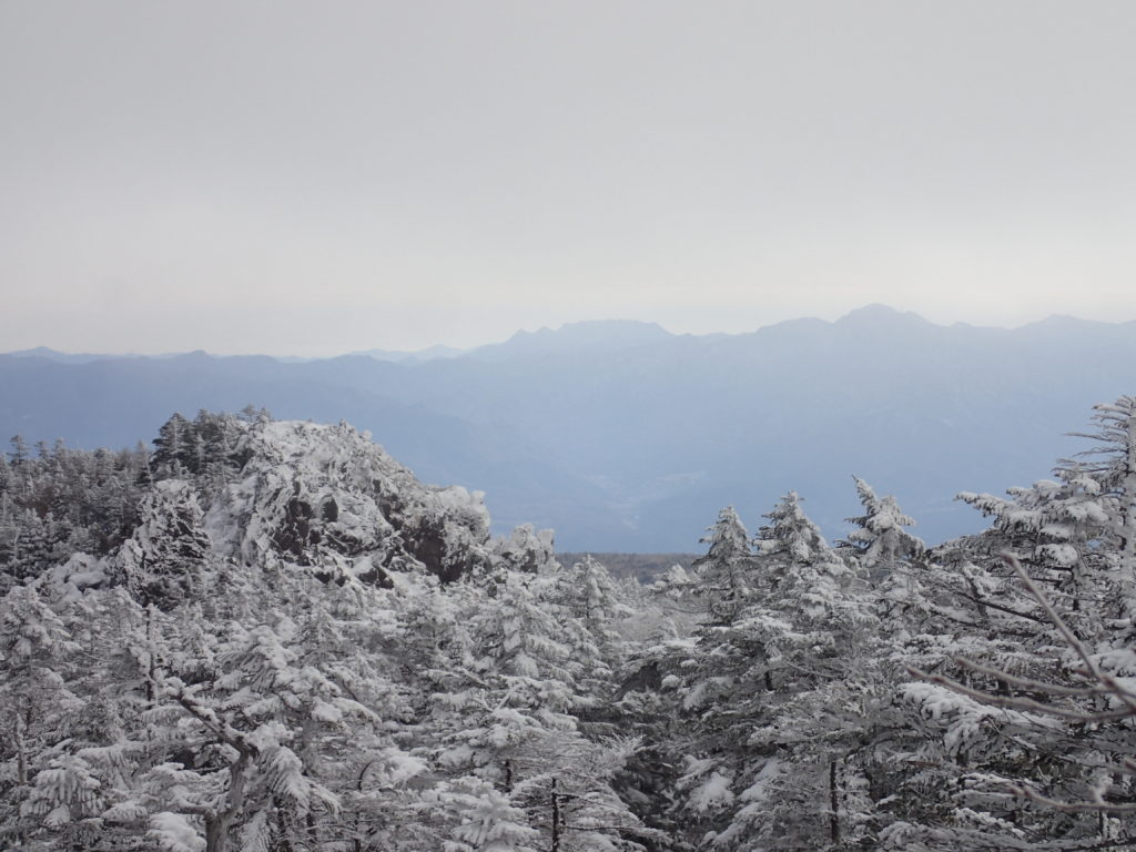 北横岳登山道から見渡す冬の坪庭と縞枯山