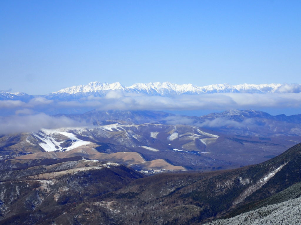北八ヶ岳の茶臼山展望台からみる八ヶ岳南部と南アルプス