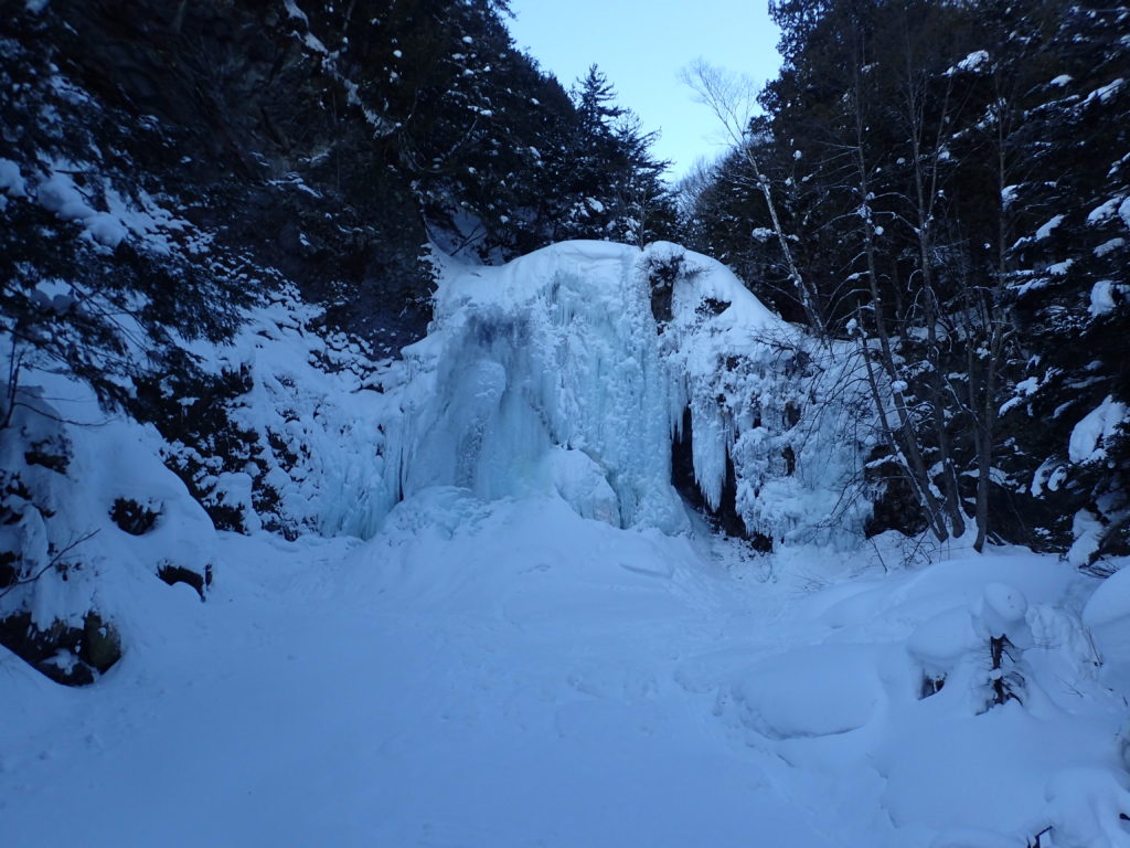乗鞍高原の凍りついた善五郎の滝
