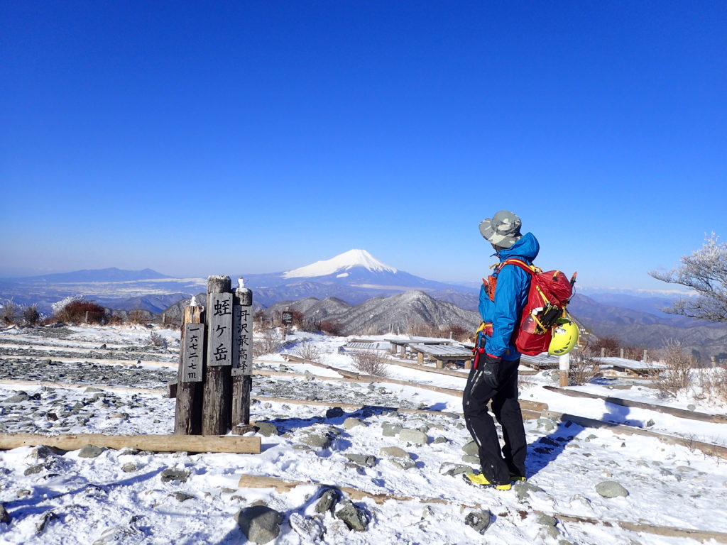 丹沢の蛭ヶ岳山頂でモンベルの登山用レインウェアであるトレントフライヤーを着て記念撮影