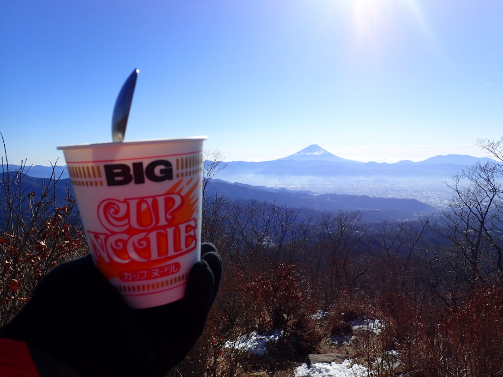 芽ヶ岳の山頂で富士山を眺めながらのカップラーメン