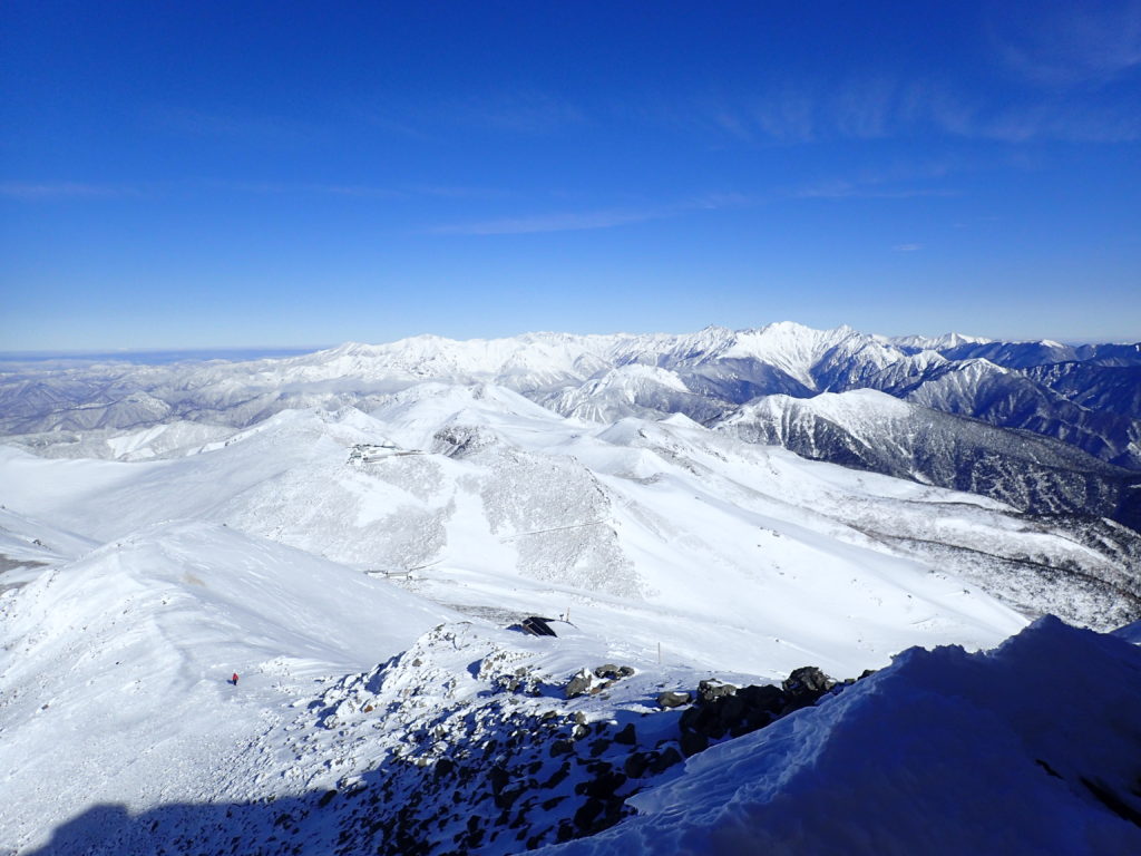 厳冬期の乗鞍岳山頂から見る槍穂高と北アルプス裏銀座の山々