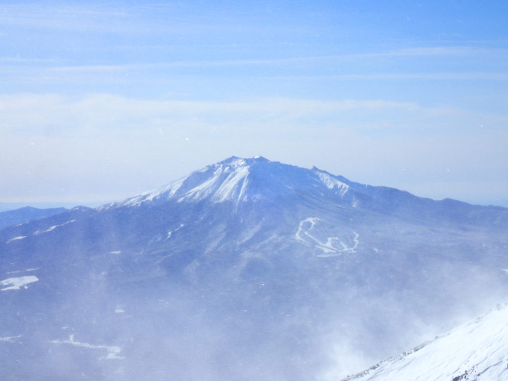 厳冬期の乗鞍岳山頂から見る御嶽山