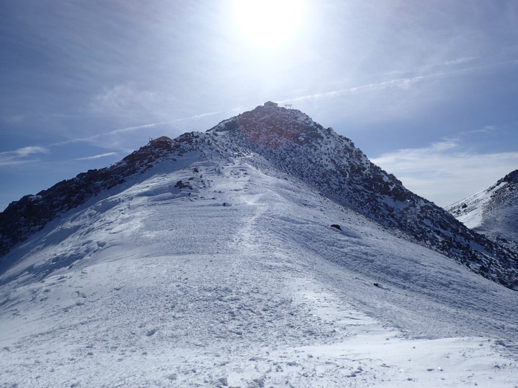 厳冬期の乗鞍岳稜線(蚕玉岳側から見る剣ヶ峰)