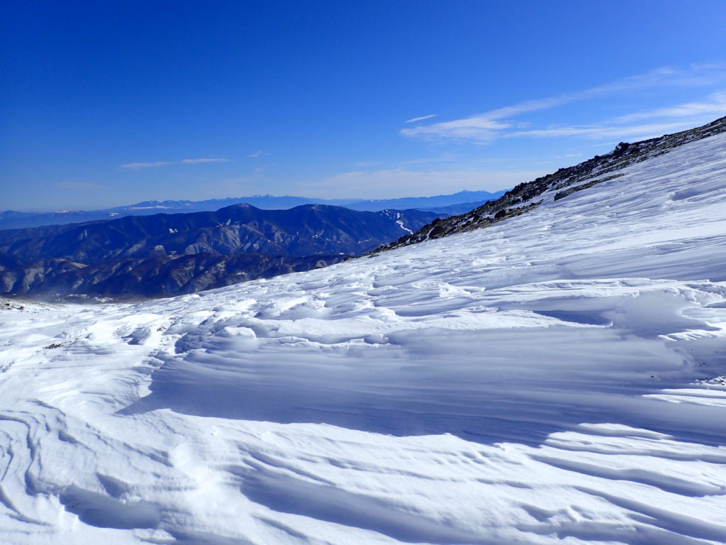 厳冬期の乗鞍岳のシュカブラ