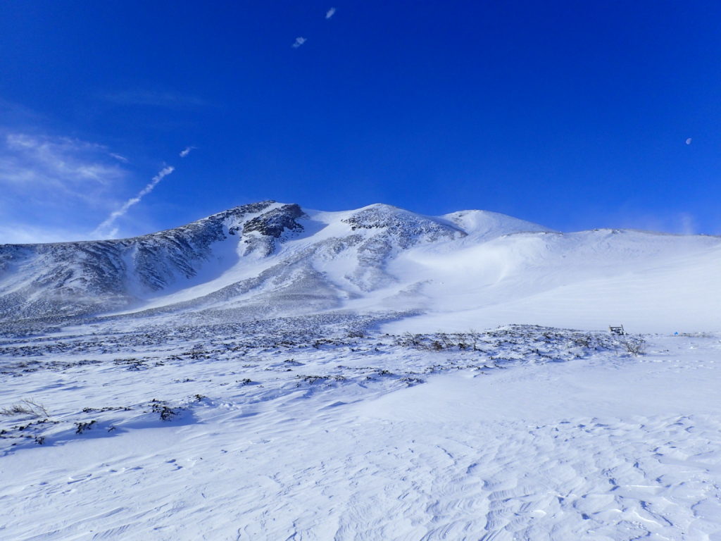 青い空と厳冬期の乗鞍岳
