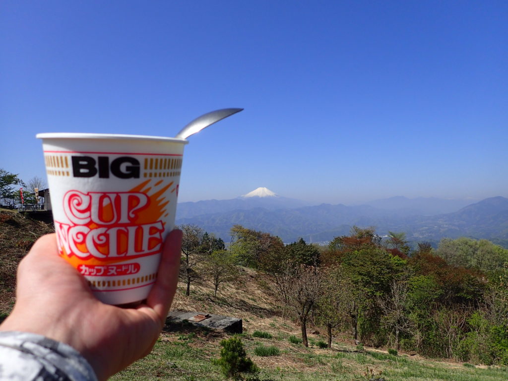 陣馬山から富士山を眺めながらのカップラーメン