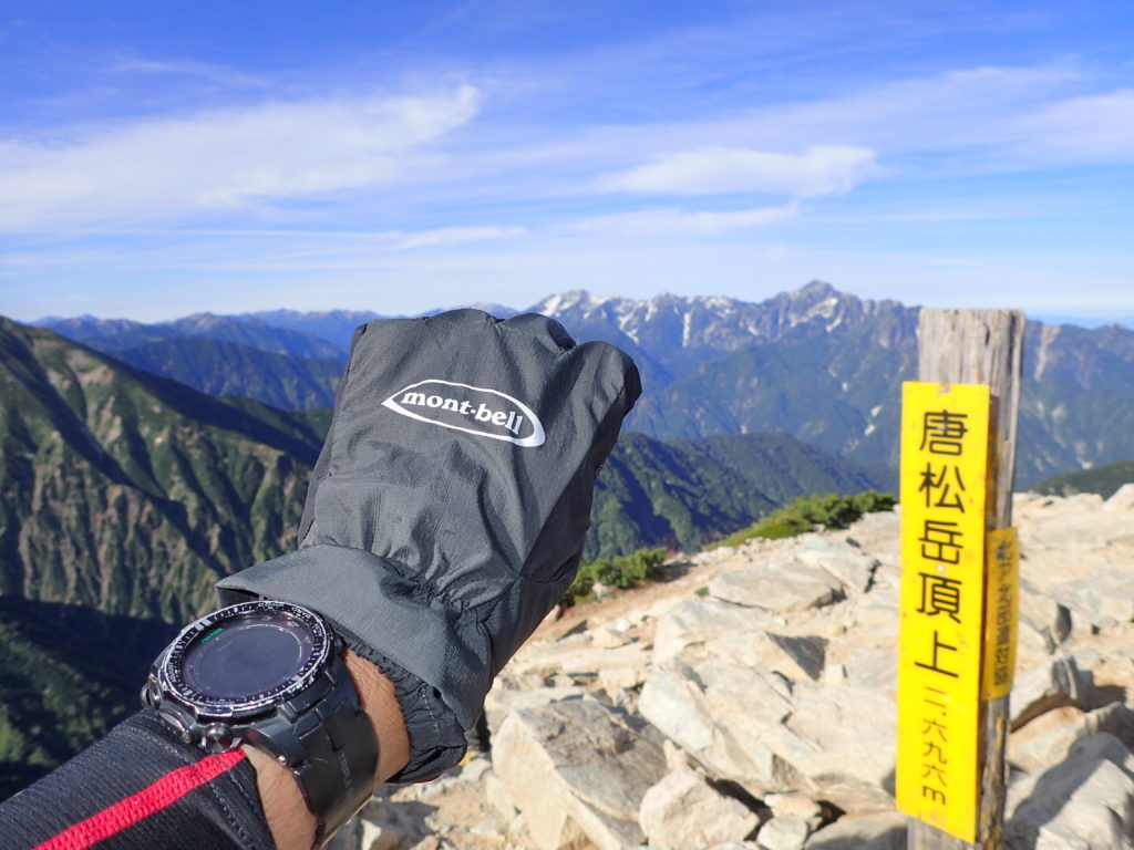 唐松岳頂上でモンベルの登山用グローブであるサンダーパスグローブの記念撮影