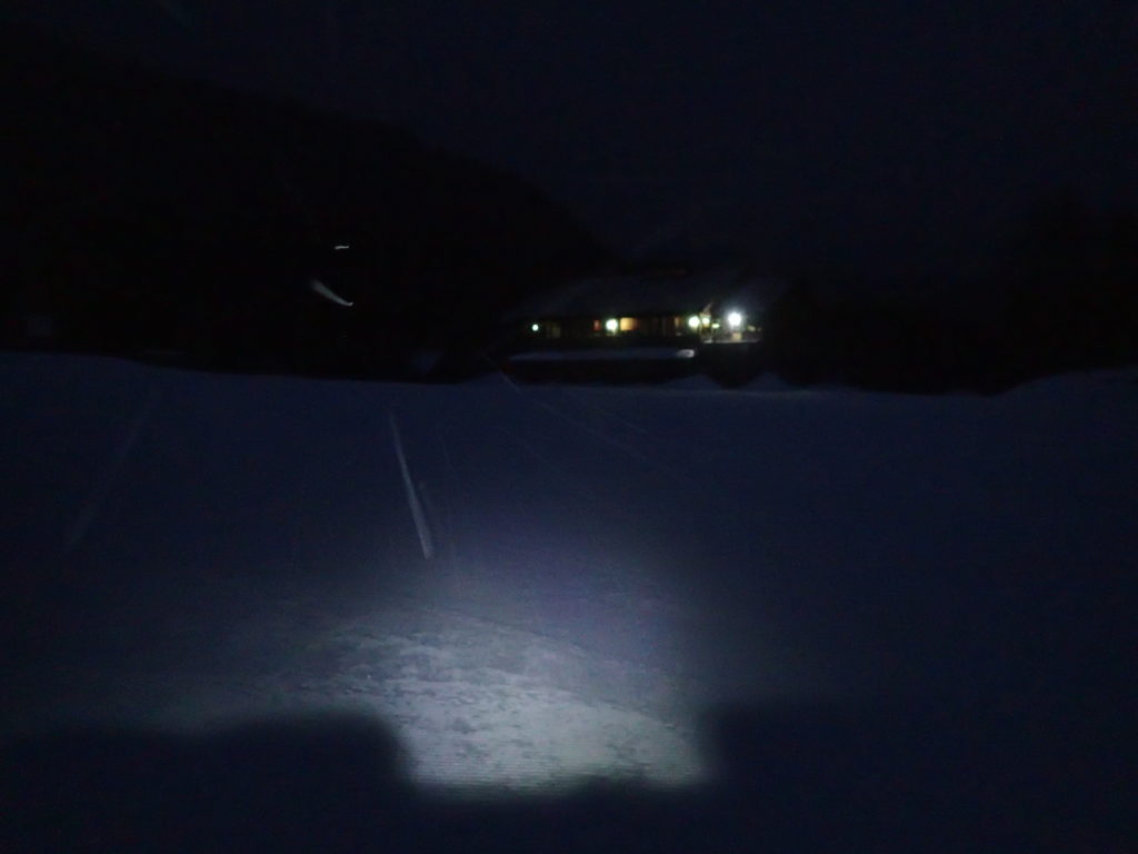 暗闇のmt乗鞍スノーリゾートのゲレンデをブラックダイヤモンドの登山用ヘッドライトであるストームの灯りで乗鞍岳山頂を目指す
