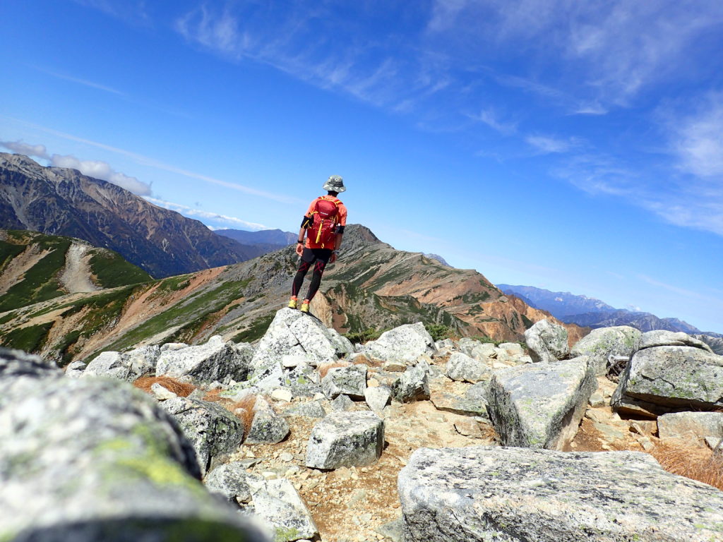 鷲羽岳山頂でモンベルの登山用ザックであるバーサライトパックを背負って記念撮影