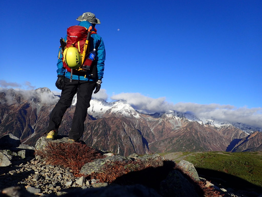 蝶ヶ岳の稜線でモンベルの登山用ザックであるバーサライトパックを背負って記念撮影