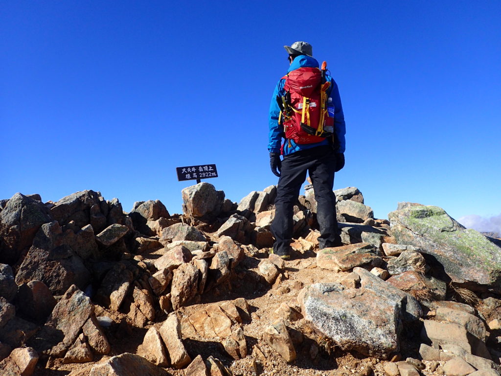 大天井岳の山頂でモンベルの登山用ザックであるバーサライトパックを背負って記念撮影