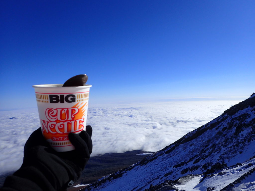 冬の富士山登山で雲海を眺めながら食べたカップラーメン