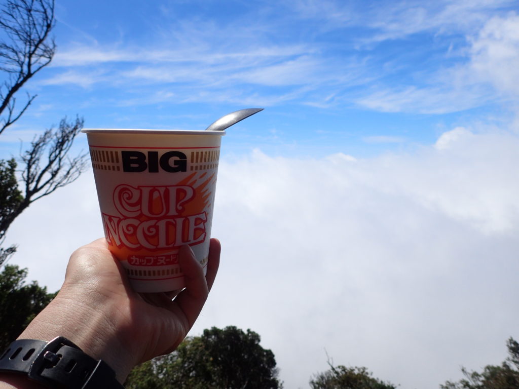 天城山の万三郎岳で雲の上で食べるカップラーメン