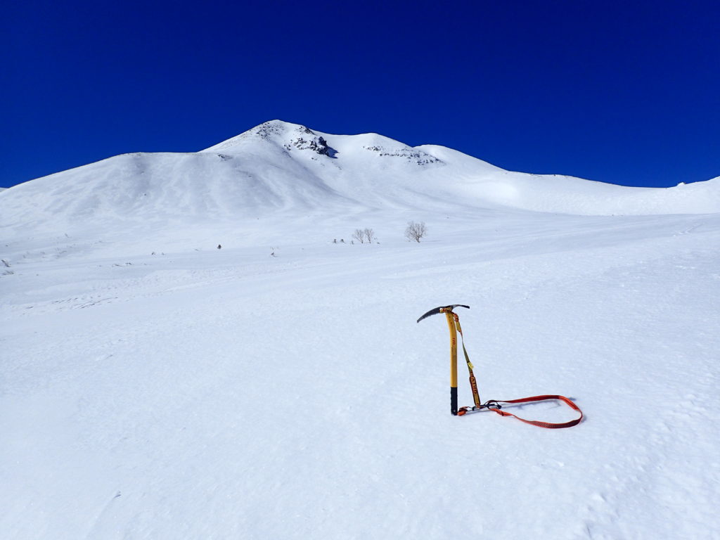 厳冬期の乗鞍岳でグリベルのピッケルであるエアーテックエヴォリューションの記念撮影