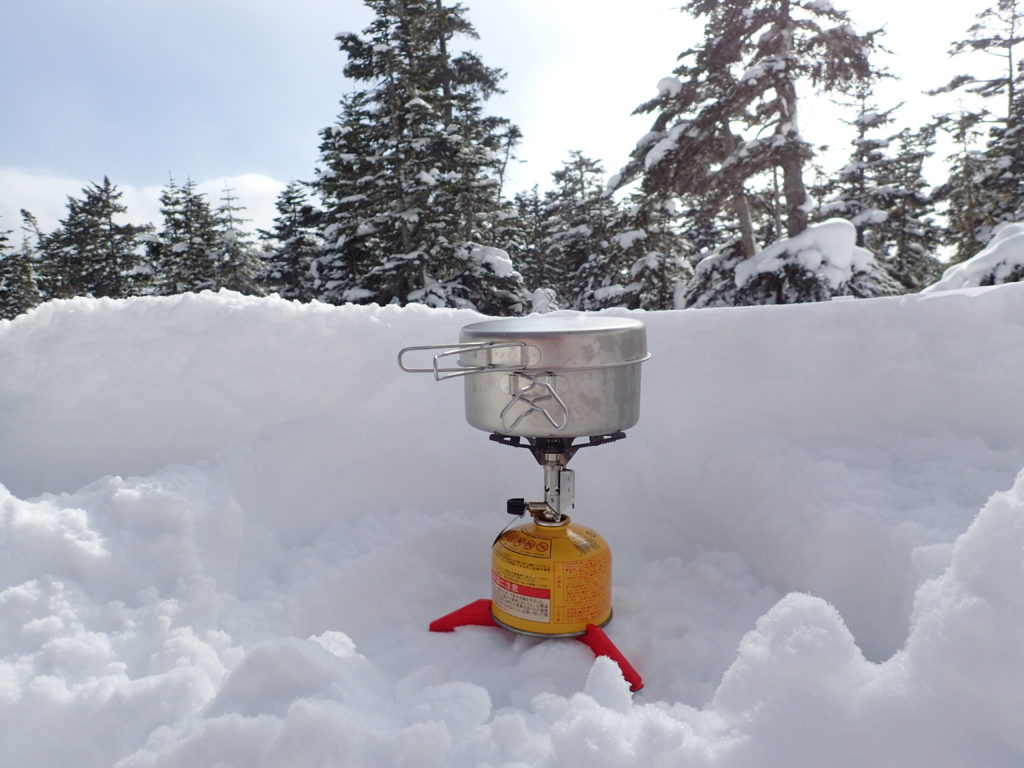冬の乗鞍岳の雪上でイワタニプリムスのP153ウルトラバーナーを使ってラーメンを調理