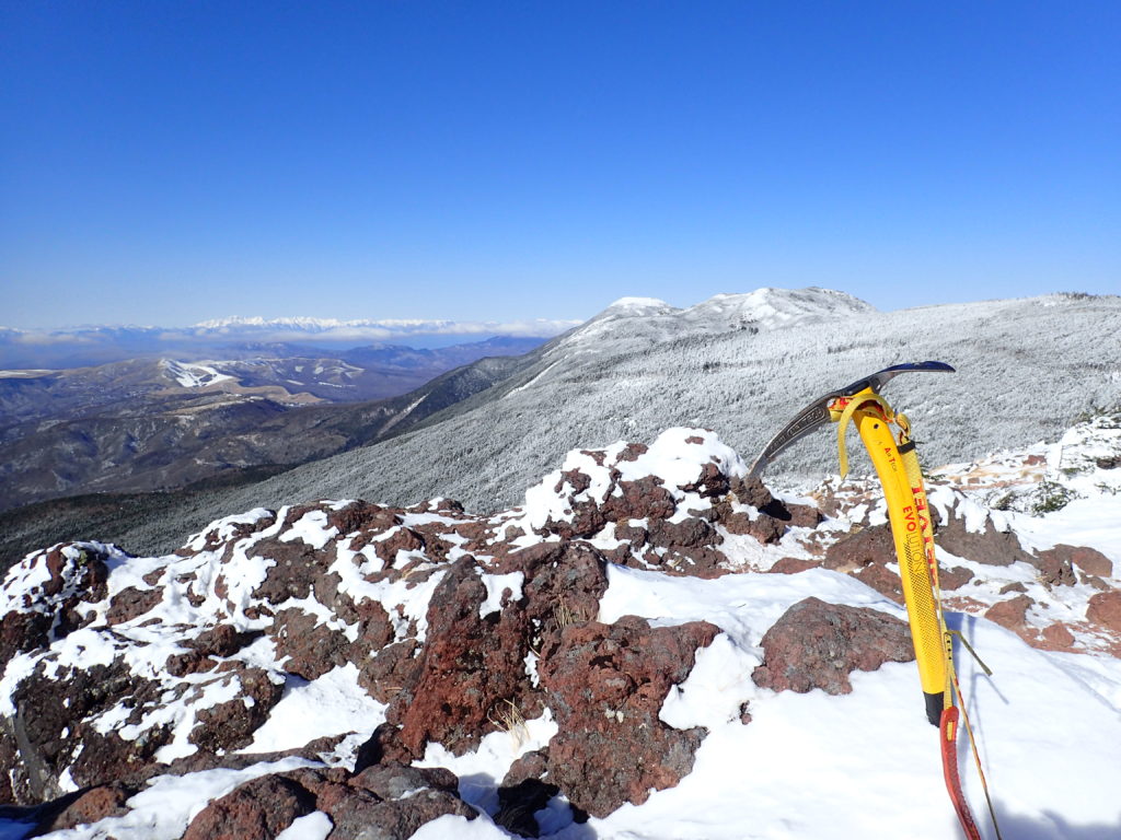 冬の北八ヶ岳の茶臼山山頂でグリベルのピッケルであるエアーテックエヴォリューションの記念撮影