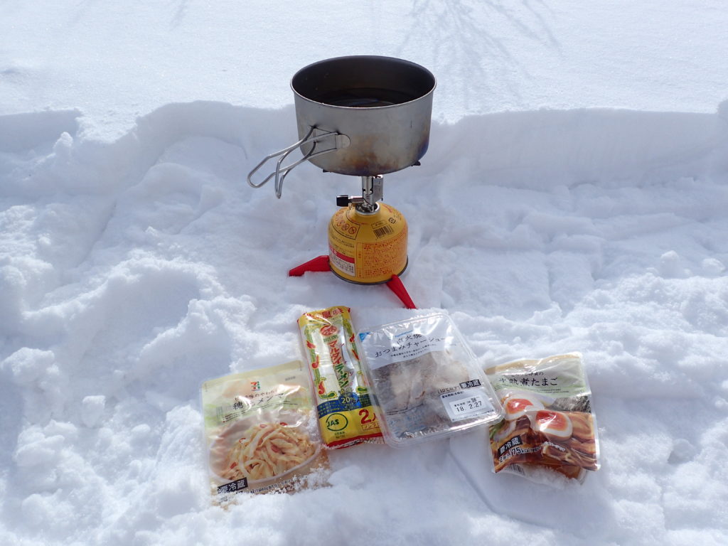 冬の霧ヶ峰高原の雪上でイワタニプリムスのP153ウルトラバーナーを使ってラーメンを調理