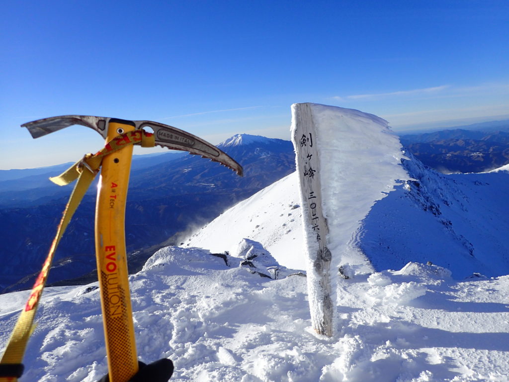 冬の乗鞍岳山頂でグリベルのピッケルであるエアーテックエヴォリューションの記念撮影