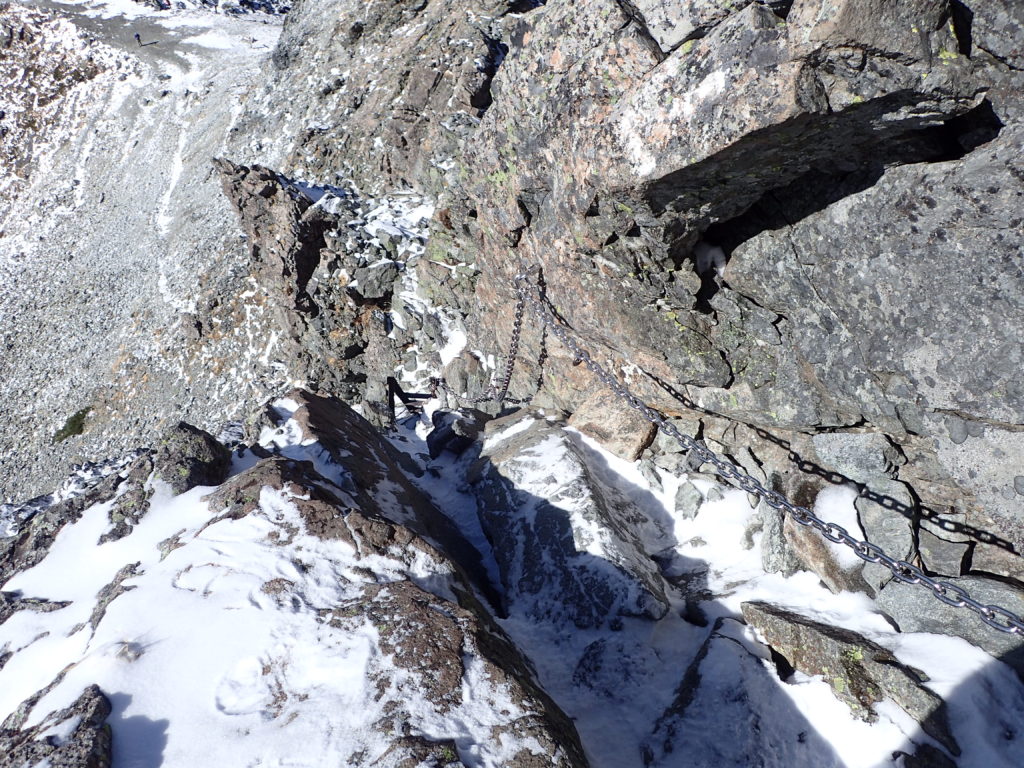 10月下旬で薄っすらと雪が積もった槍ヶ岳山頂へ向かう登山道