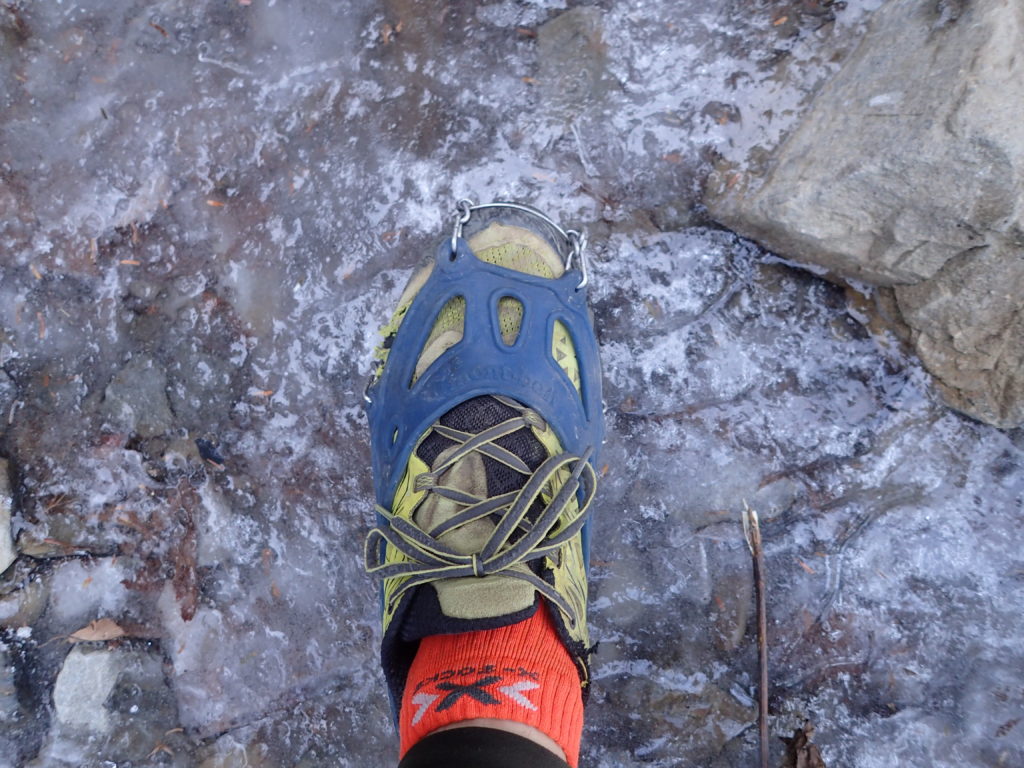 初冬の蝶ヶ岳登山でカチカチに凍りついた登山道をモンベルの軽アイゼンであるチェーンスパイクを装着して通過
