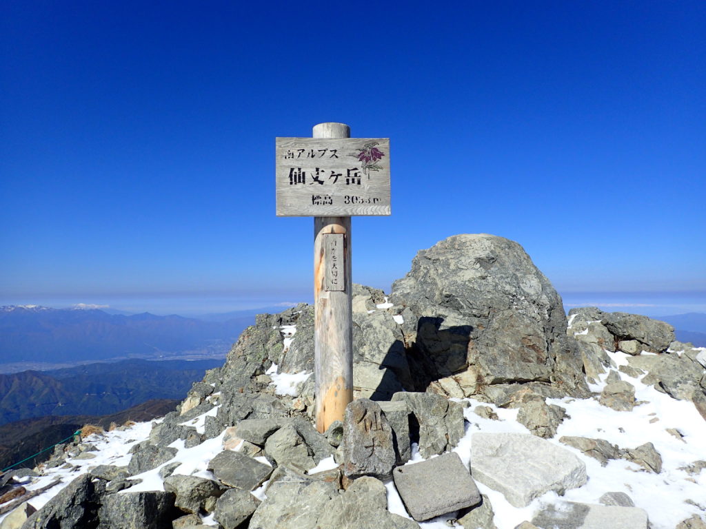 ひと夏での日本百名山全山日帰り登山で撮影した南アルプスの仙丈ヶ岳の山頂標