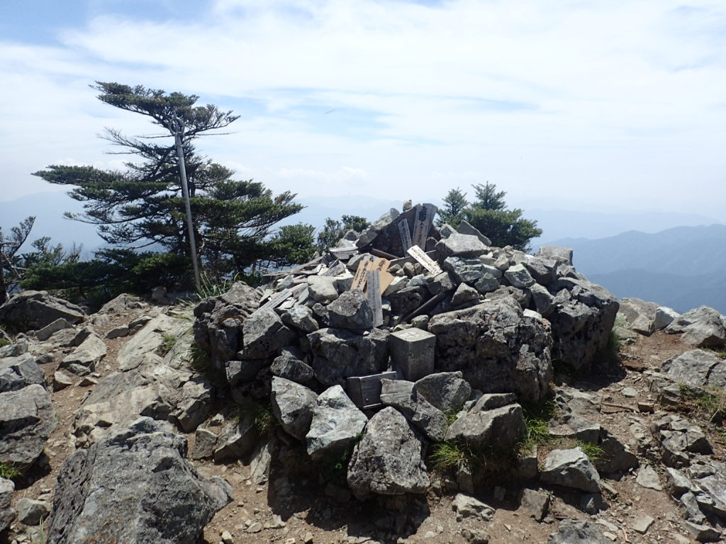 ひと夏での日本百名山全山日帰り登山で撮影した大峰山(八経ヶ岳)の山頂