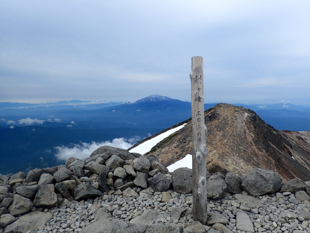 ひと夏での日本百名山全山日帰り登山で撮影した乗鞍岳の剣ヶ峰の山頂標