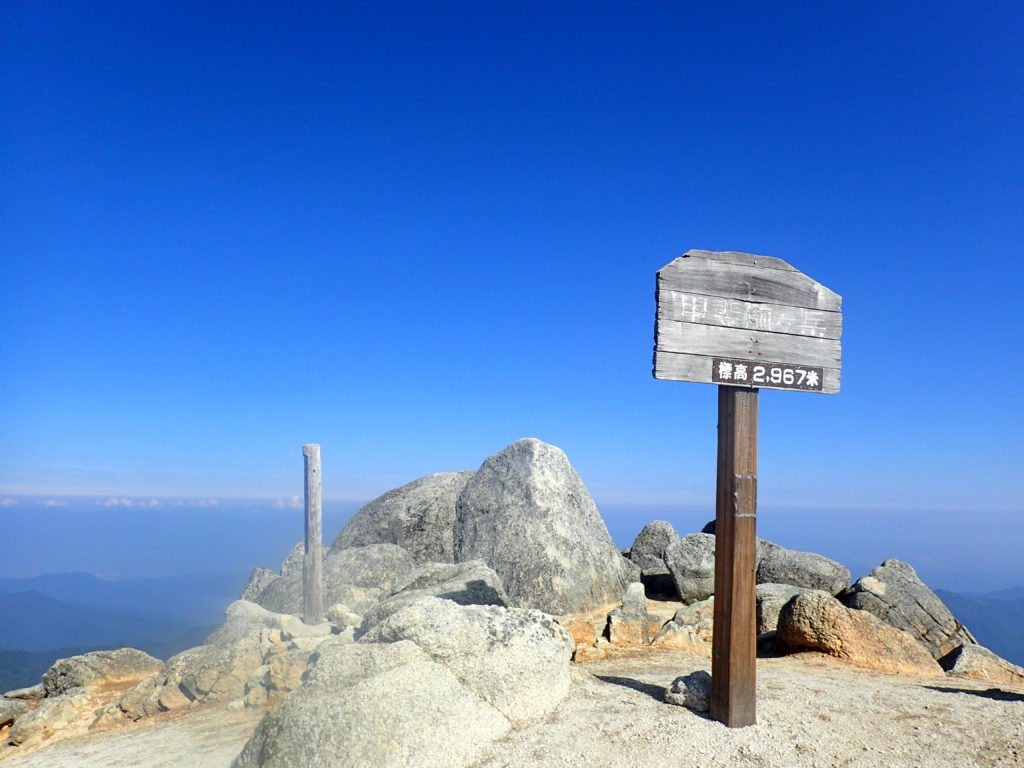 ひと夏での日本百名山全山日帰り登山で撮影した甲斐駒ヶ岳の山頂標