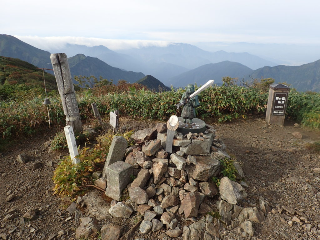 ひと夏での日本百名山全山日帰り登山で撮影した越後駒ヶ岳の山頂標