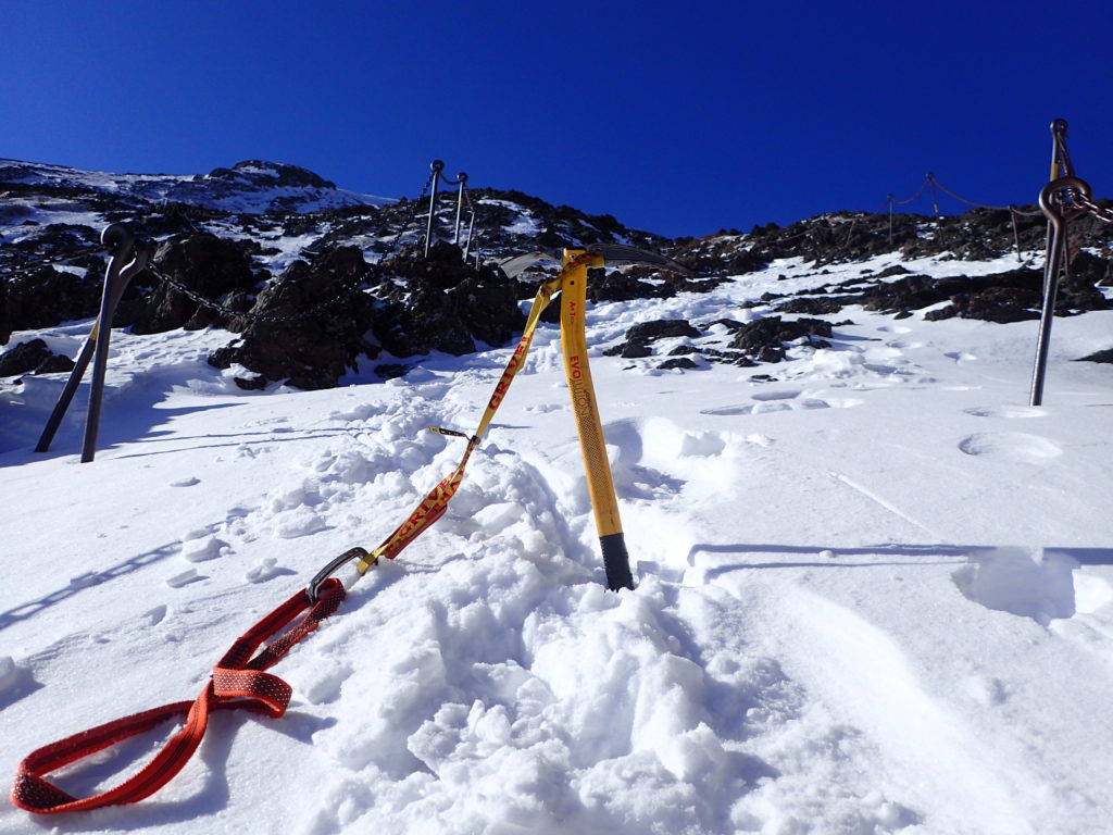 雪の富士山登山の8合目でグリベルのピッケルであるエアーテックエヴォリューションの記念撮影