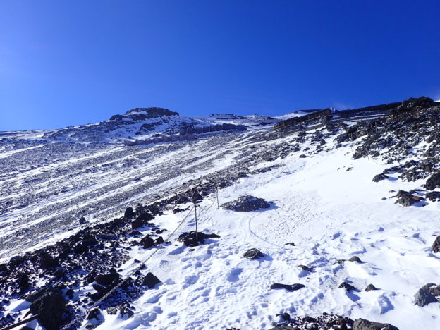 冬の富士山登山で8合目付近から山頂方向を撮影