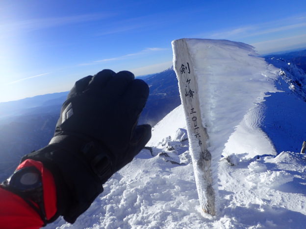 冬の乗鞍岳剣ヶ峰の山頂でブラックダイヤモンドの冬山用グローブであるソロイストの記念撮影