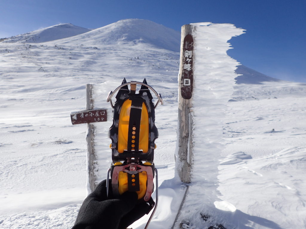 グリベルの12本爪アイゼン G12の写真集【雪山登山での活躍の様子】 |