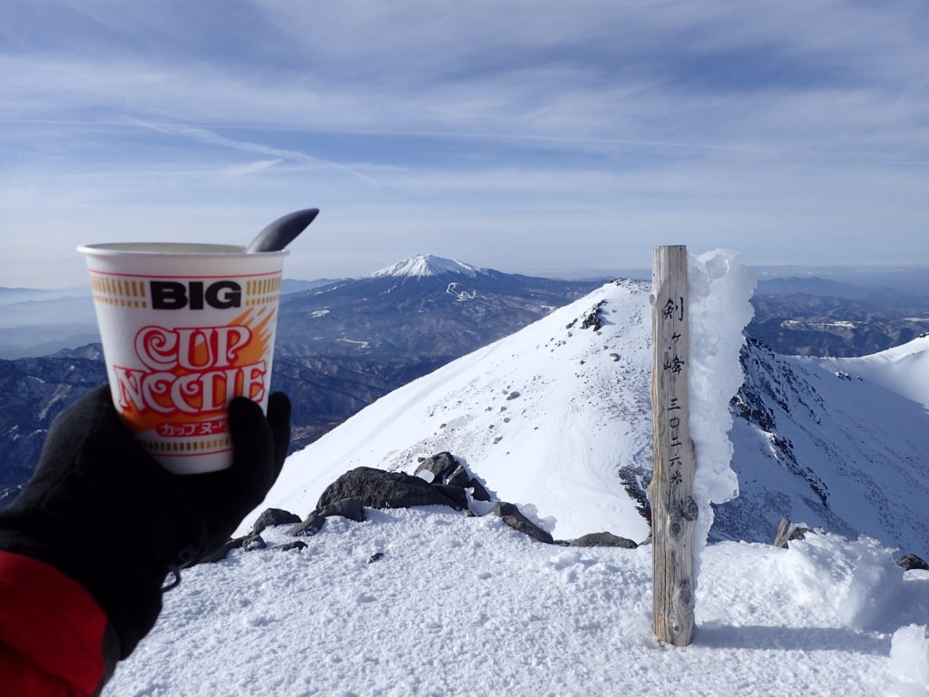 冬の乗鞍岳山頂で御嶽山を眺めながら食べるカップラーメン
