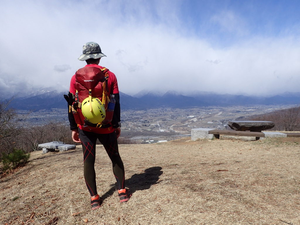 安曇野市の長峰山山頂でモンベルの登山用ザックであるバーサライトパックを背負って記念撮影
