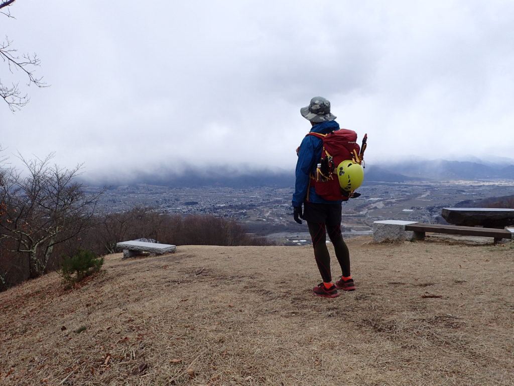 長峰山山頂でモンベルの登山用レインウェアであるトレントフライヤーを着て記念撮影